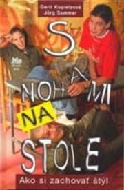 S nohami na stole
